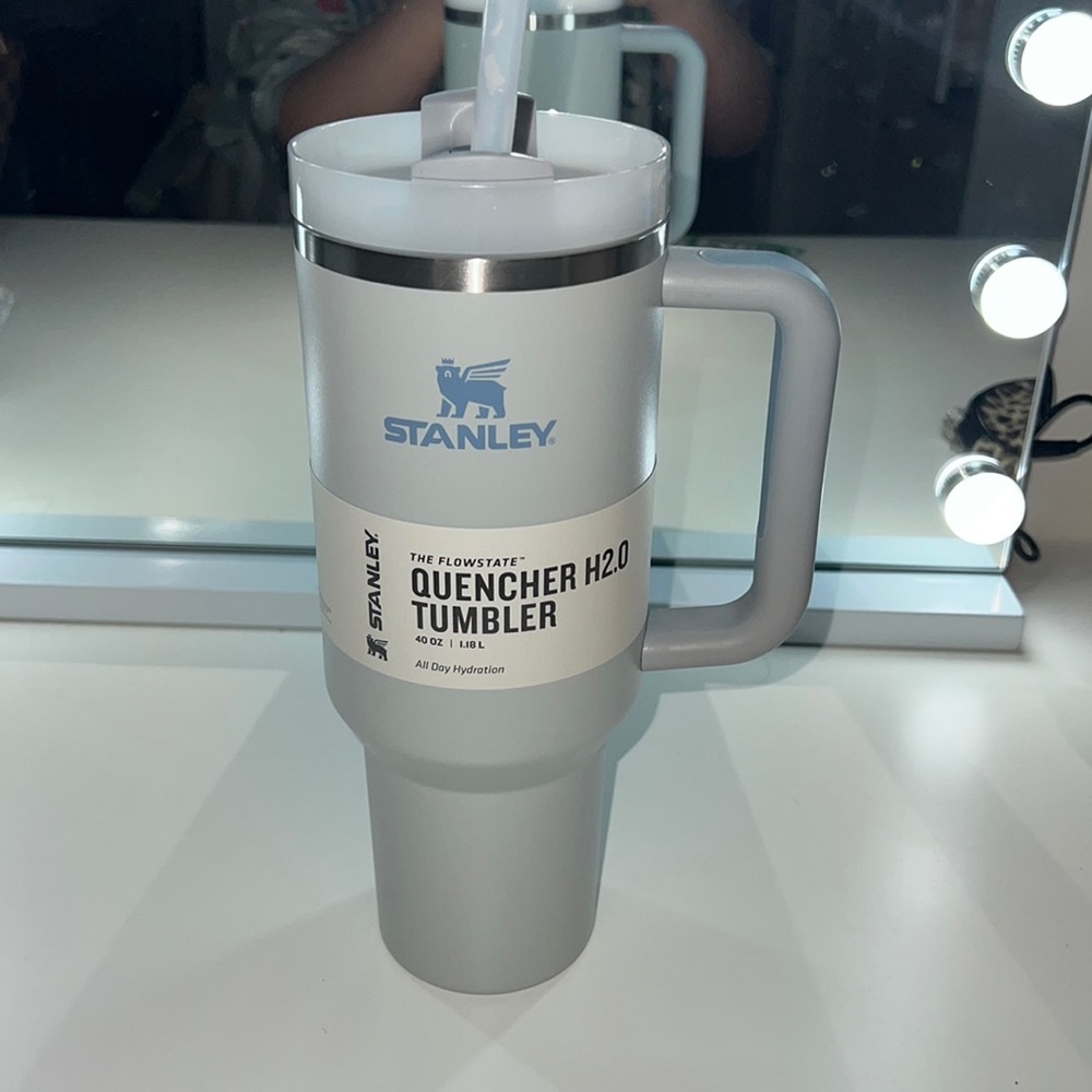 STANLEY The flowstate Quencher 2.0 tumbler 40oz in FOG color